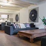 Captain Canalhouse Luxury